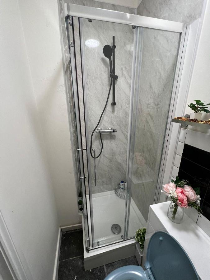 Lovely Apartment Close To Acton Central Station London Exterior photo